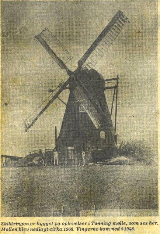 Skildringen er bygget på oplevelser i Tønning Mølle, som ses her. Møllenblev nedlagt cirka 1968. Vingerne kom ned i 1948.